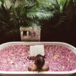 Соль, бомбочки, масла: как превратить принятие ванны в wellness-ритуал